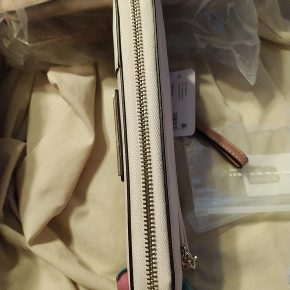 Guess - Picture 5 of 6